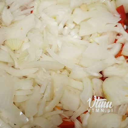 VTMN.pl - wolnogotowana wołowina z papryką, cebulą i kluseczkami marchewkowymi.